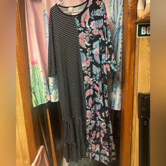 Elegant Black and Blue Paisley Dress - Picture 1 of 3